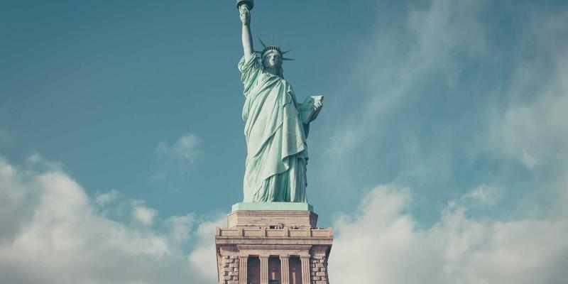 从伦敦出发的生态之旅：探索英格兰诺福克湖区与法尔恩群岛的观鸟与野生动物摄影指南